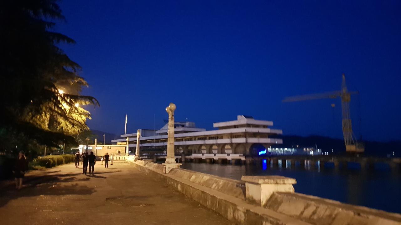 Люкс Апартаменты Центр Sukhumi Exteriör bild